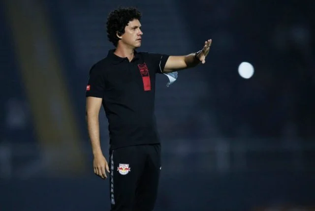 Barbieri comandando o Bragantino em partida contra o Flamengo