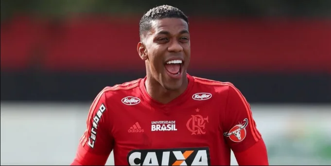 Atacante do Flamengo rejeita clube paraguaio e irrita dirigentes do rubro-negro; empresário busca alternativas