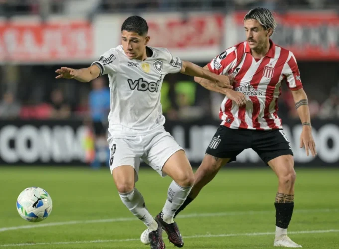 Como chega o Estudiantes para enfrentar o Botafogo?
