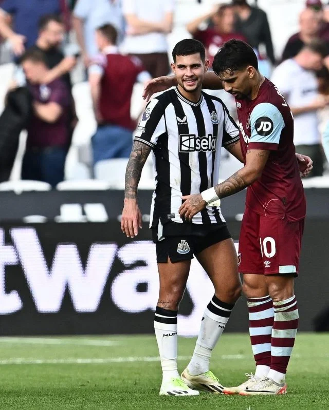 Bruno Guimarães e Lucas Paquetá durante o jogo entre Newcastle e West Ham