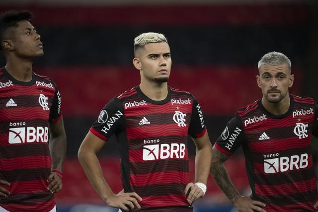 Bruno Henrique, Andreas e Arrascaeta em jogo do Flamengo no Maracanã