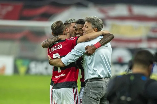 Bruno Henrique comemorando gol marcado pelo Flamengo com Renato Gaúcho, Arrascaeta e Everton Ribeiro