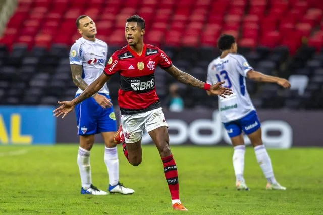Bruno Henrique corre para comemorar um de seus gols diante da equipe do Fortaleza pelo Campeonato Brasileiro da temporada de 2021