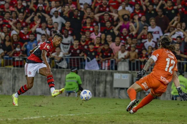 Bruno Henrique e Cássio durante o jogo entre Flamengo e Corinthians pelo Campeonato Brasileiro de 2021