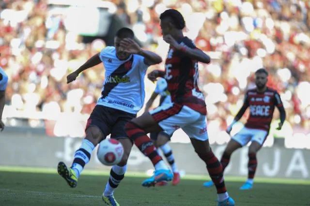 Bruno Henrique e Gabigol em jogo pelo Flamengo contra o Vasco no Campeonato Carioca 2022