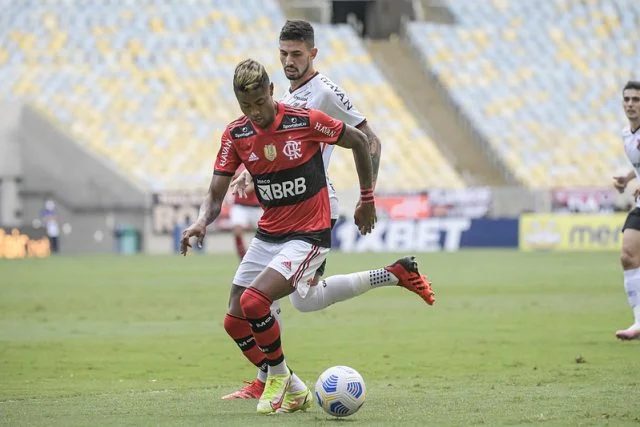 Bruno Henrique em ação pelo Flamengo contra o Athletico-PR no Campeonato Brasileiro 2021