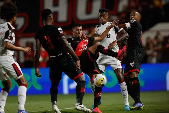 Bruno Henrique em ação pelo Flamengo contra o Atlético-GO pela 1ª rodada do Campeonato Brasileiro de 2022