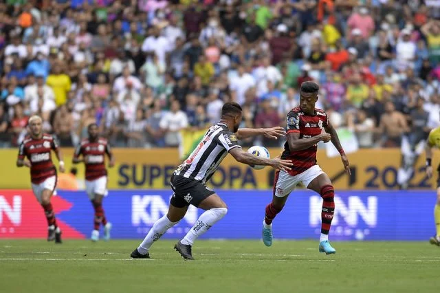 Bruno Henrique em ação pelo Flamengo contra o Atlético-MG na Supercopa do Brasil 2022