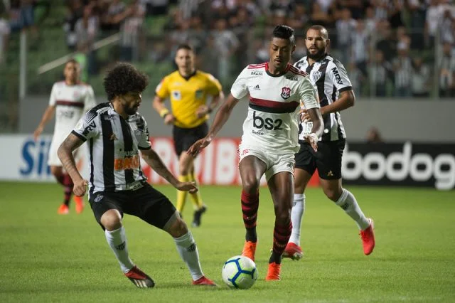 Bruno Henrique em ação pelo Flamengo contra o Atlético Mineiro no Campeonato Brasileiro de 2019