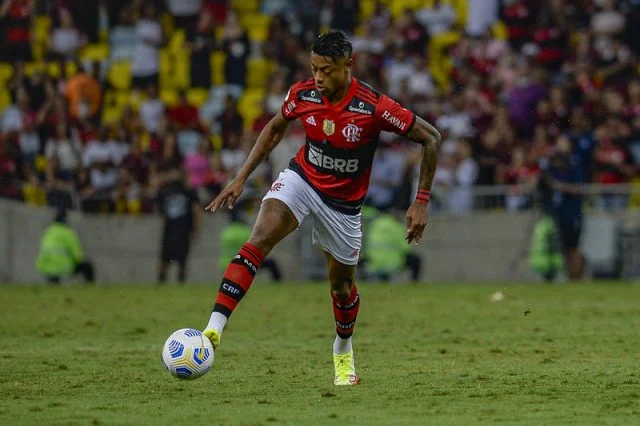 Bruno Henrique em ação pelo Flamengo contra o Corinthians no Campeonato Brasileiro 2021