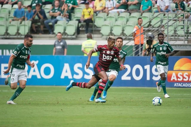 Bruno Henrique em ação pelo Flamengo contra o Palmeiras no Campeonato Brasileiro de 2019