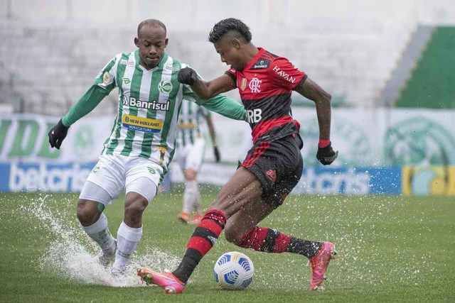 Bruno Henrique em ação pelo Flamengo diante da equipe do Juventude pelo Campeonato Brasileiro da temporada de 2021