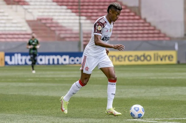 Bruno Henrique em ação pelo Flamengo durante a partida contra o América-MG pelo Campeonato Brasileiro da temporada de 2021