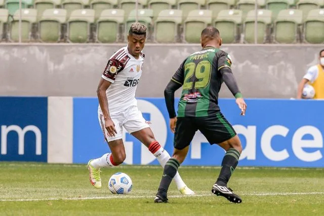 Bruno Henrique em ação pelo Flamengo durante a partida contra o América Mineiro pelo Campeonato Brasileiro da temporada de 2021