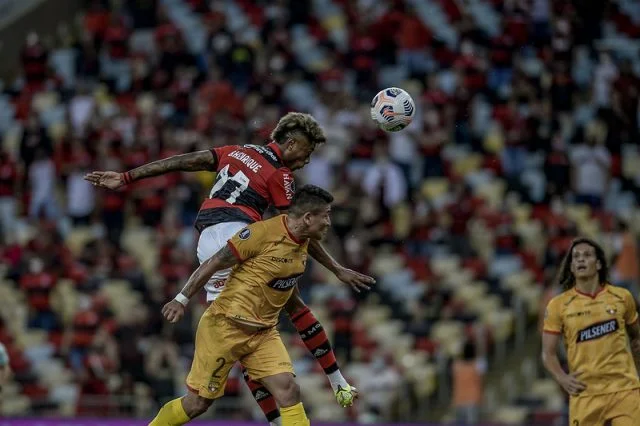 Bruno Henrique em ação pelo Flamengo durante a partida contra o Barcelona pela Libertadores da temporada de 2021
