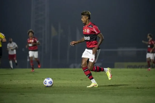 Bruno Henrique em ação pelo Flamengo durante a partida contra o Bragantino pelo Campeonato Brasileiro da temporada de 2021