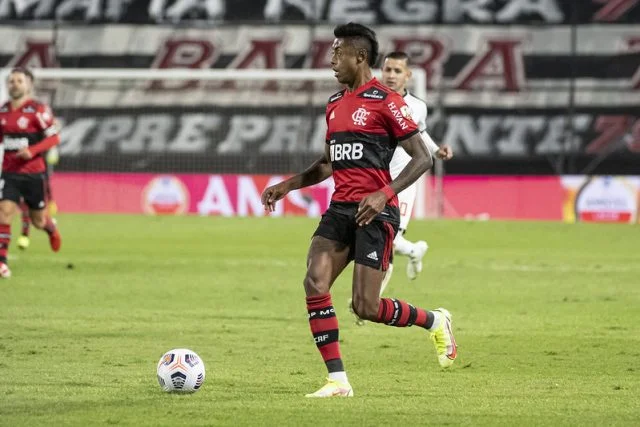 Bruno Henrique em ação pelo Flamengo durante a partida contra o Olimpia pela Copa Libertadores da temporada de 2021