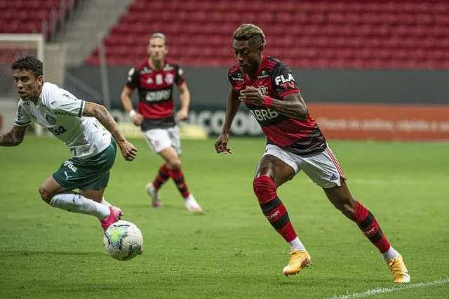 Bruno Henrique em ação pelo Flamengo durante a partida contra o Palmeiras no Campeonato Brasileiro de 2020