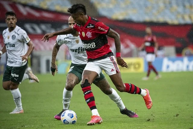 Bruno Henrique em ação pelo Flamengo durante a partida contra o Palmeiras no Campeonato Brasileiro de 2021
