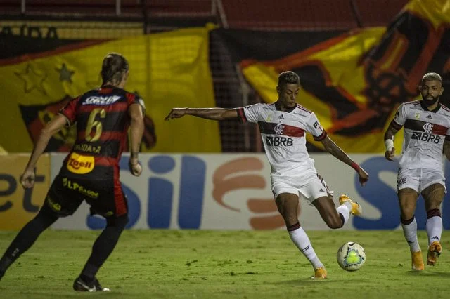 Bruno Henrique em ação pelo Flamengo durante a partida contra o Sport no Campeonato Brasileiro de 2020