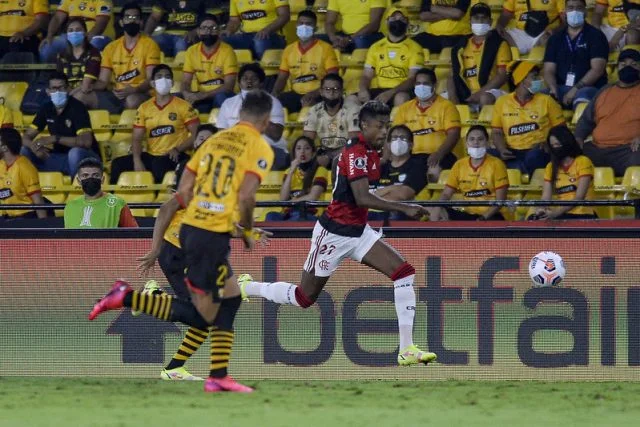 Bruno Henrique em ação pelo Flamengo durante o jogo contra o Barcelona pela Libertadores da temporada de 2021