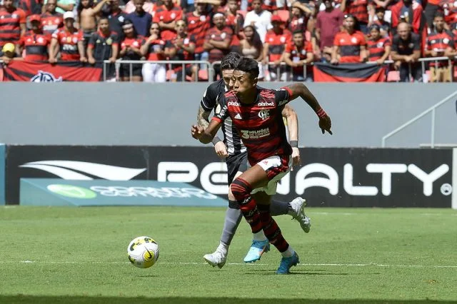 Bruno Henrique em ação pelo Flamengo durante o jogo contra o Botafogo pelo Campeonato Brasileiro de 2022