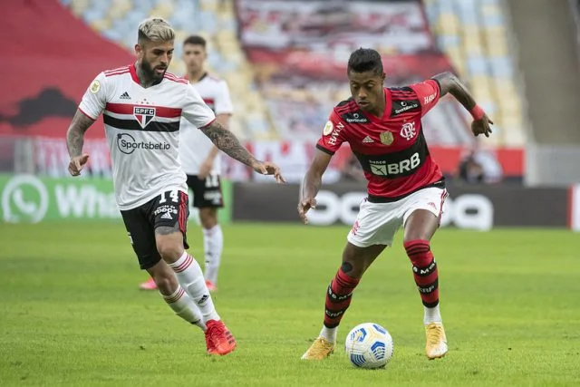 Bruno-Henrique-em-acao-pelo-Flamengo-durante-o-jogo-contra-o-Sao-Paulo-pelo-Brasileirao-da-temporada-de-2021