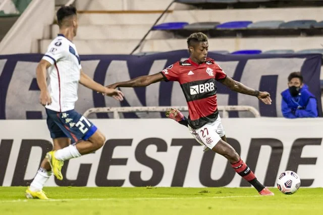 Bruno Henrique em ação pelo Flamengo durante o jogo contra o Velez na Copa Libertadores da América de 2021