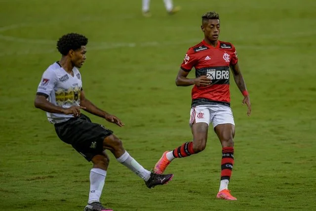 Bruno Henrique em ação pelo Flamengo durante o jogo contra o Volta Redonda no Campeonato Carioca de 2021