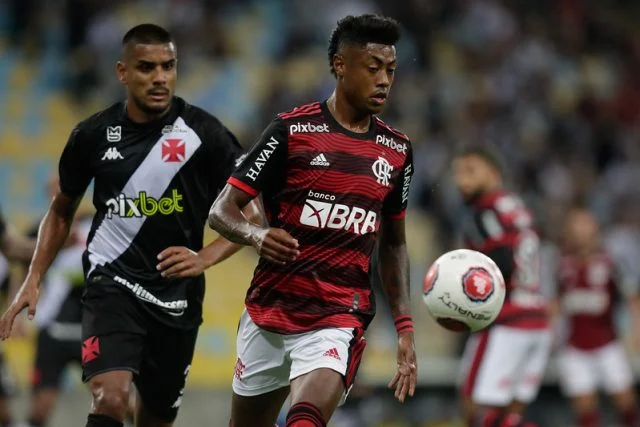 Bruno Henrique em ação pelo Flamengo em clássico contra o Vasco pelas semifinais do Campeonato Carioca