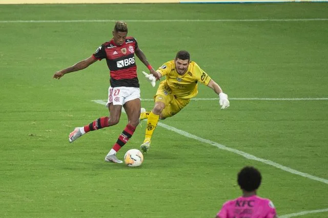 Bruno Henrique em ação pelo Flamengo na partida contra o Independiente del Valle pela Copa Libertadores de 2020