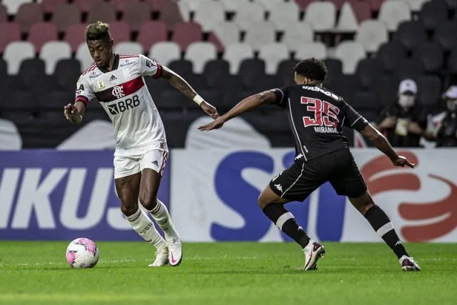 Bruno Henrique em ação pelo Flamengo na partida contra o Vasco pelo Campeonato Brasileiro de 2020
