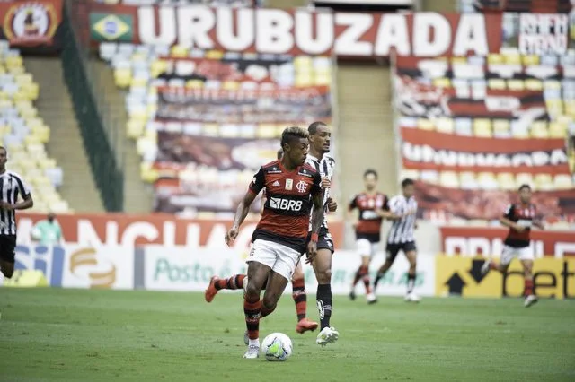 Bruno Henrique em ação pelo Flamengo na partida contra o time do Santos