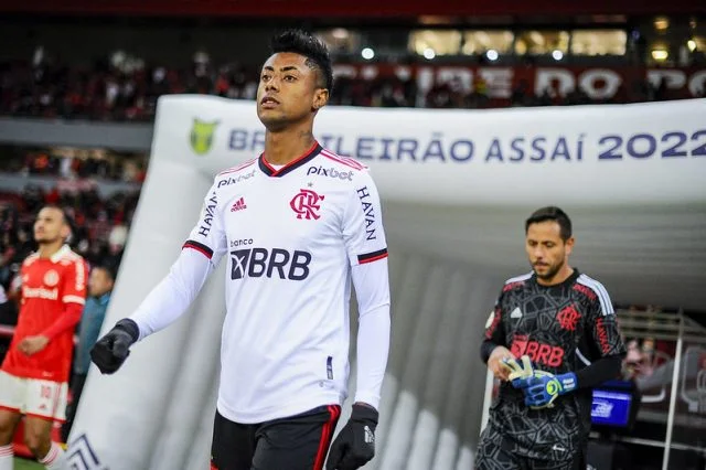Bruno Henrique entrando em campo no Beira-Rio para jogo do Flamengo contra o Internacional