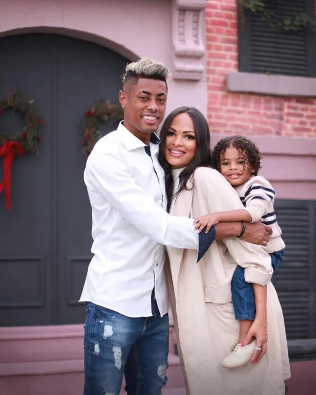 Bruno Henrique, sua esposa Gisellen e Lorenzo, o primeiro filho do casal