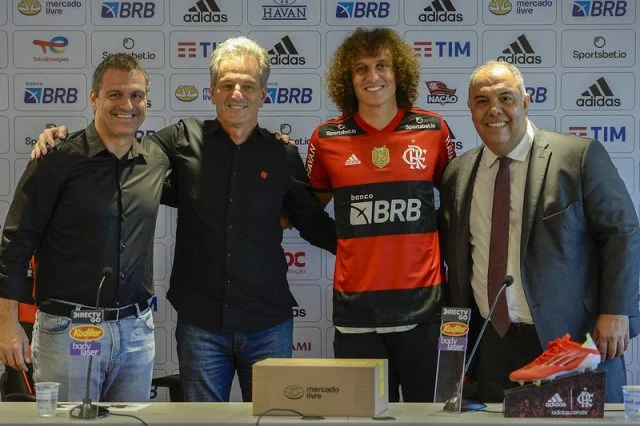 Bruno Spindel, Rodolfo Landim e Marcos Braz apresentam David Luiz como novo reforço do Flamengo
