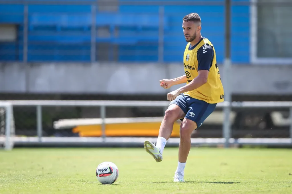 Bruno Uvini durante treinamento do Grêmio