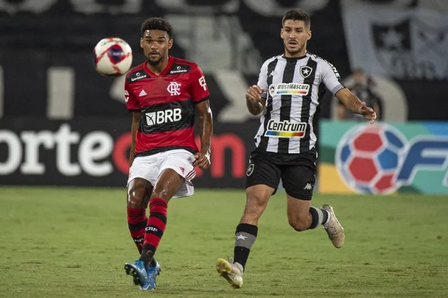Bruno Viana em ação pelo Flamengo contra o Botafogo