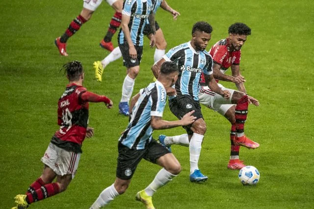 Bruno Viana em ação pelo Flamengo contra o Grêmio na Copa do Brasil 2021