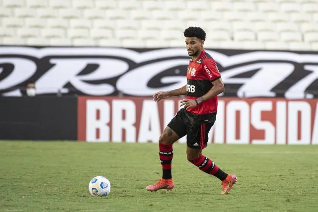 Bruno Viana em ação pelo Flamengo durante a partida contra o Ceará pelo Campeonato Brasileiro da temporada de 2021