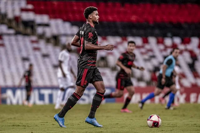 Bruno Viana em ação pelo Flamengo durante o jogo contra o Resende no Campeonato Carioca de 2021