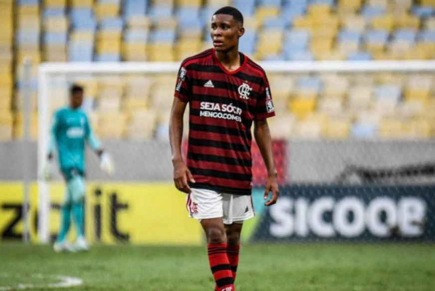 Torcedores do Flamengo criticam promessa da base que saiu do clube