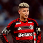 Vídeo: Carrascal ‘perde a linha’, faz dancinha em vestiário do Flamengo e viraliza