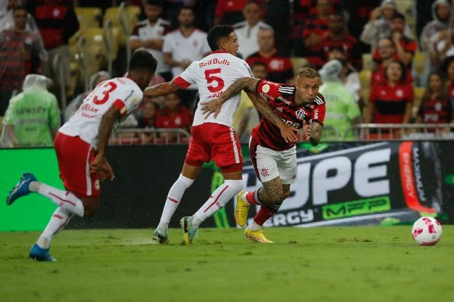Cebolinha em ação pelo Flamengo durante o jogo contra o Bragantino pelo Brasileirão de 2022 no estádio do Maracanã