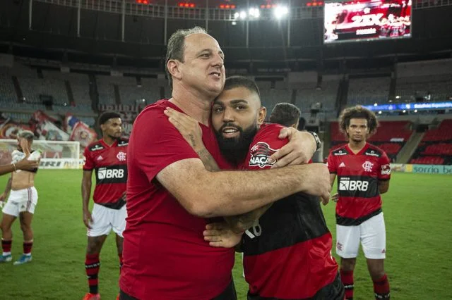 Ceni abraça Gabigol no gramado do Maracanã após o Flamengo conquistar a Taça Guanabara de 2021