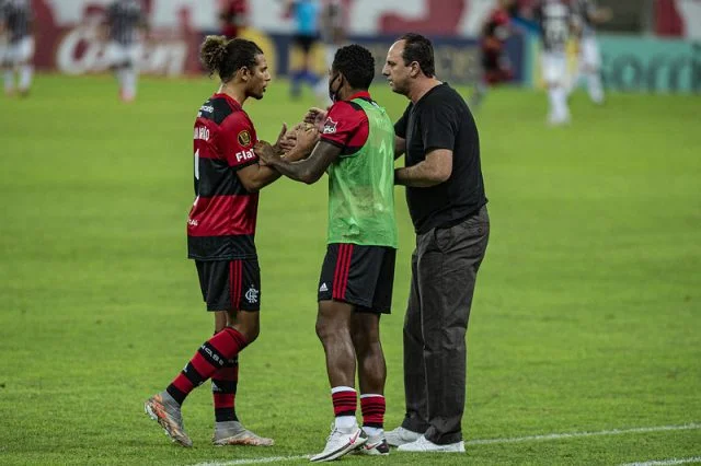 Ceni orienta Arão durante o jogo contra o Fluminense pelo Campeonato Carioca de 2021