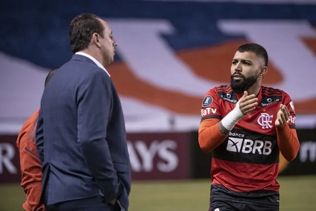 Ceni orienta Gabigol durante o jogo contra a LDU pela Copa Libertadores de 2021