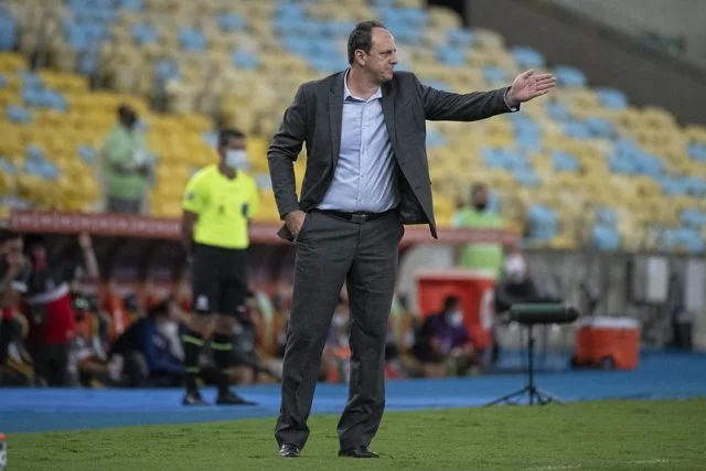 Ceni orienta o time do Flamengo durante o jogo contra o La Calera pela Copa Libertadores de 2021