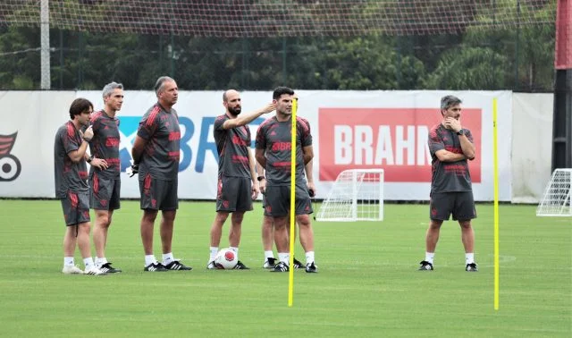 Comissão técnica de Paulo Sousa comanda treino do Flamengo no Ninho do Urubu