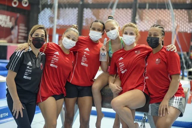 Daniele Hypólito, Flávia Saraiva, Rebecca Andrade, Jade Barbosa e Lorrane Oliveira dão as boas vindas a Ana Luísa Batista